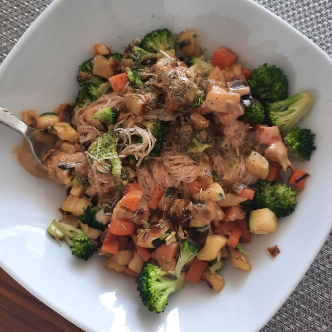 Fideos de arroz con salsa de soja y tahini Fideos de arroz con salsa de soja y tahini