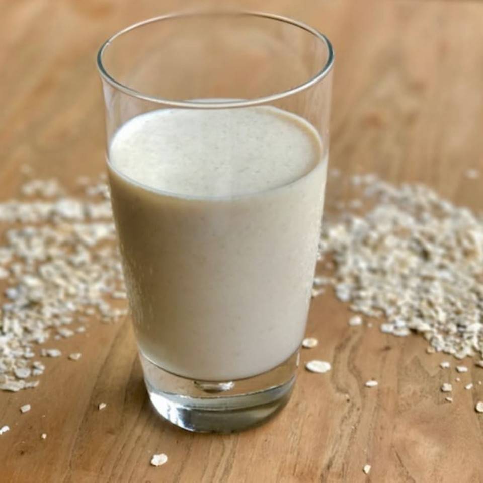 Batido de platano, leche y avena Batido de platano, leche y avena