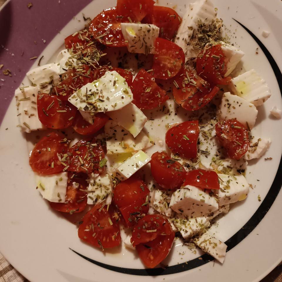 Tomates cherry con queso fresco Tomates cherry con queso fresco