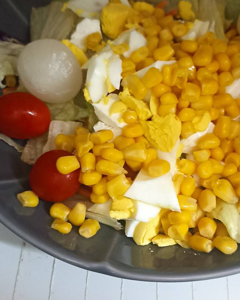 Ensalada con huevo y queso fresco Ensalada con huevo y queso fresco