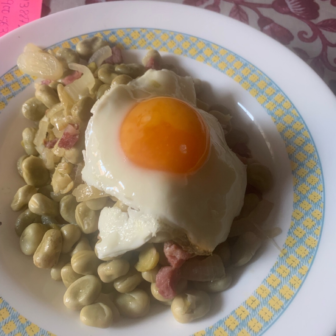 Habas baby con huevito Habas baby con huevito
