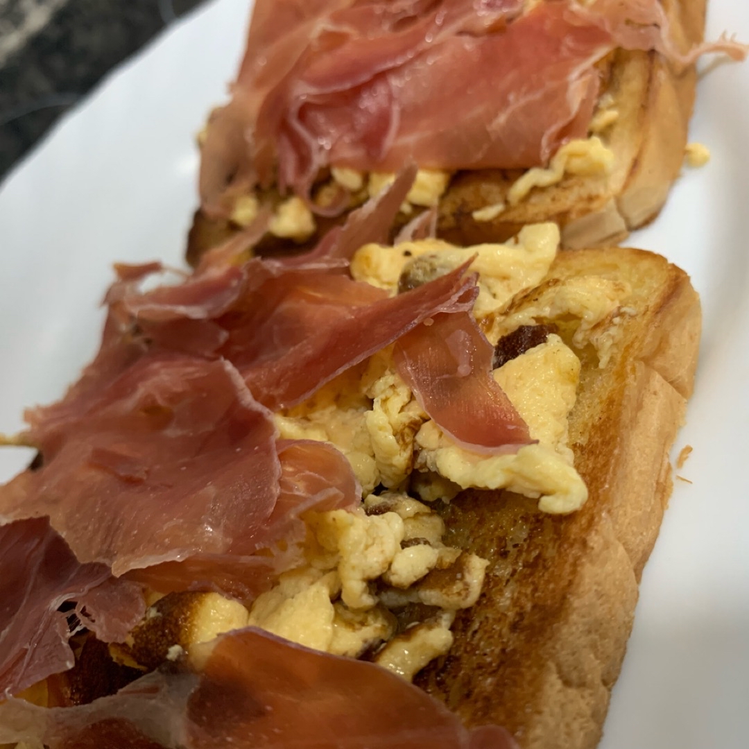 Tostadas con huevos revueltos y jamón Tostadas con huevos revueltos y jamón