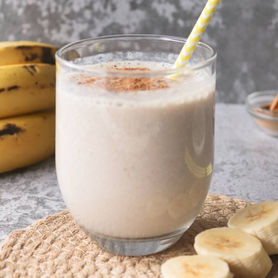 Batido de plátano, bebida de avena, crema cacahuete y avena molida Batido de plátano, bebida de avena, crema cacahuete y avena molida