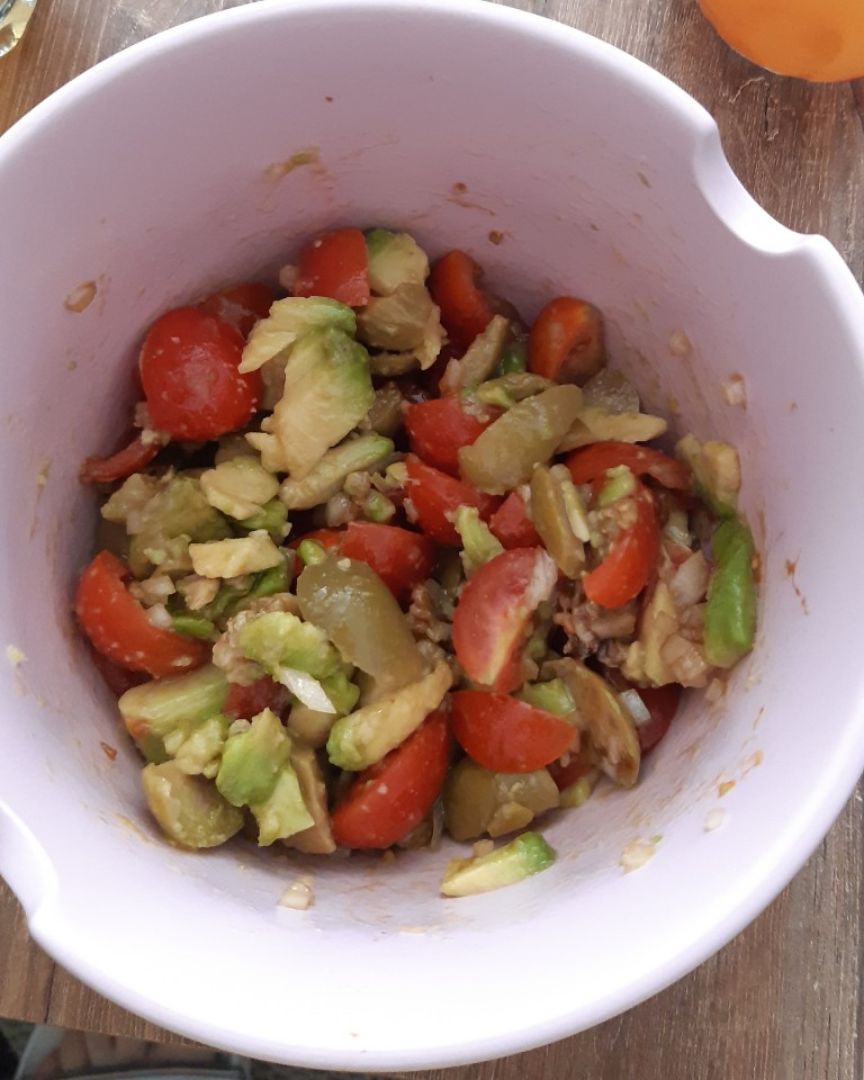 Ensalada de tomates cherry, aguacate y aceitunas 