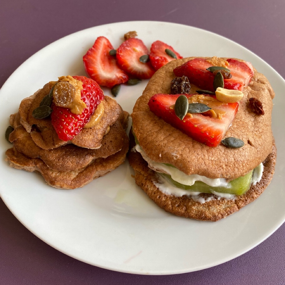 tortitas saludables con fresas, kiwi y crema de cacahuete