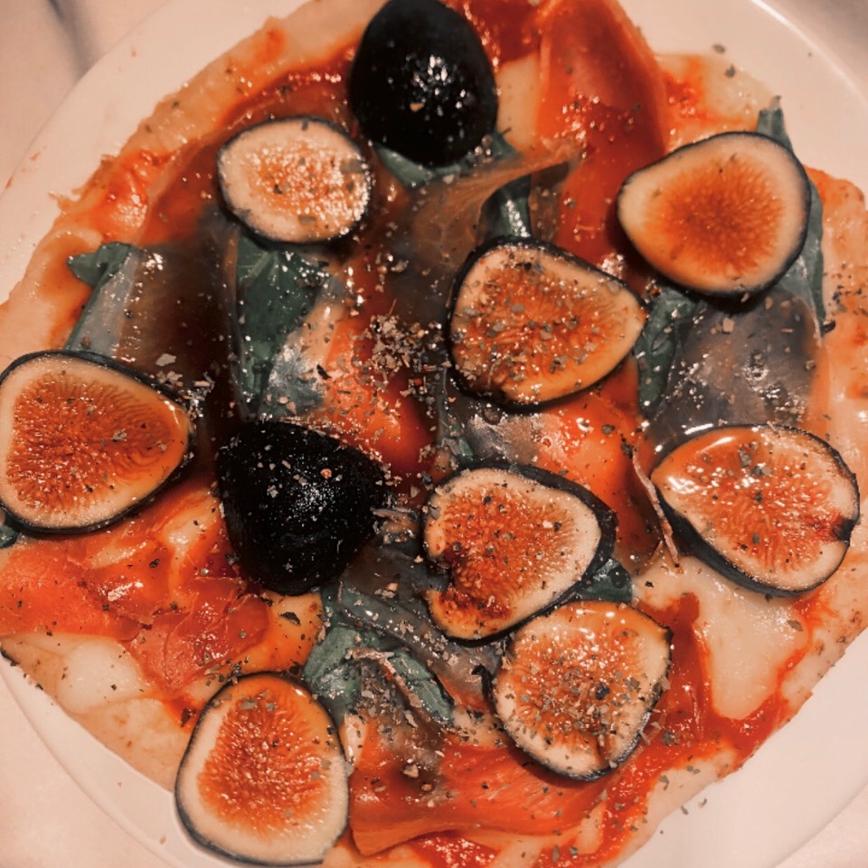 Pizza de higo, espinaca y jamón serrano 