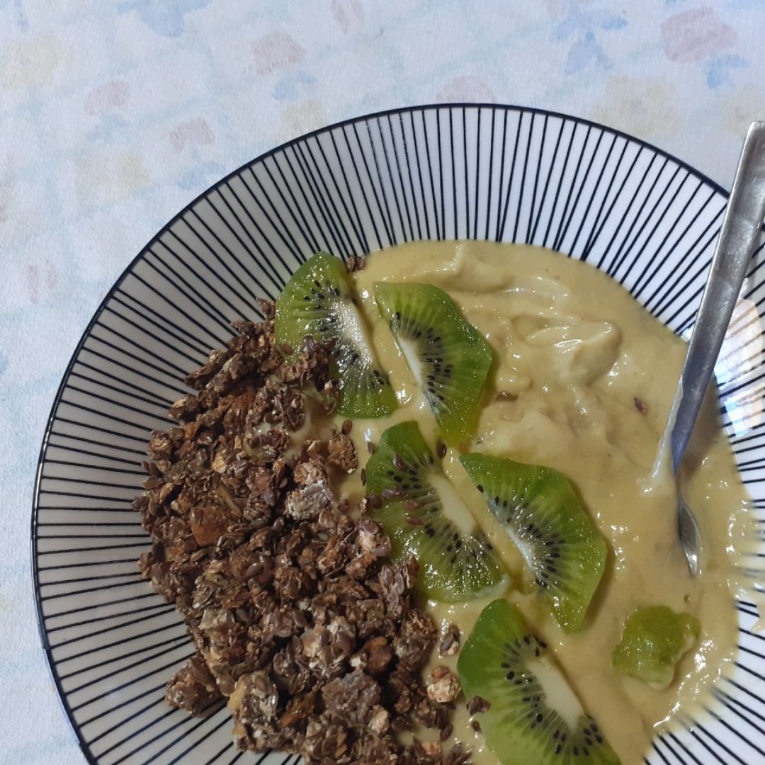 Smoothie bowl tropical Smoothie bowl tropical