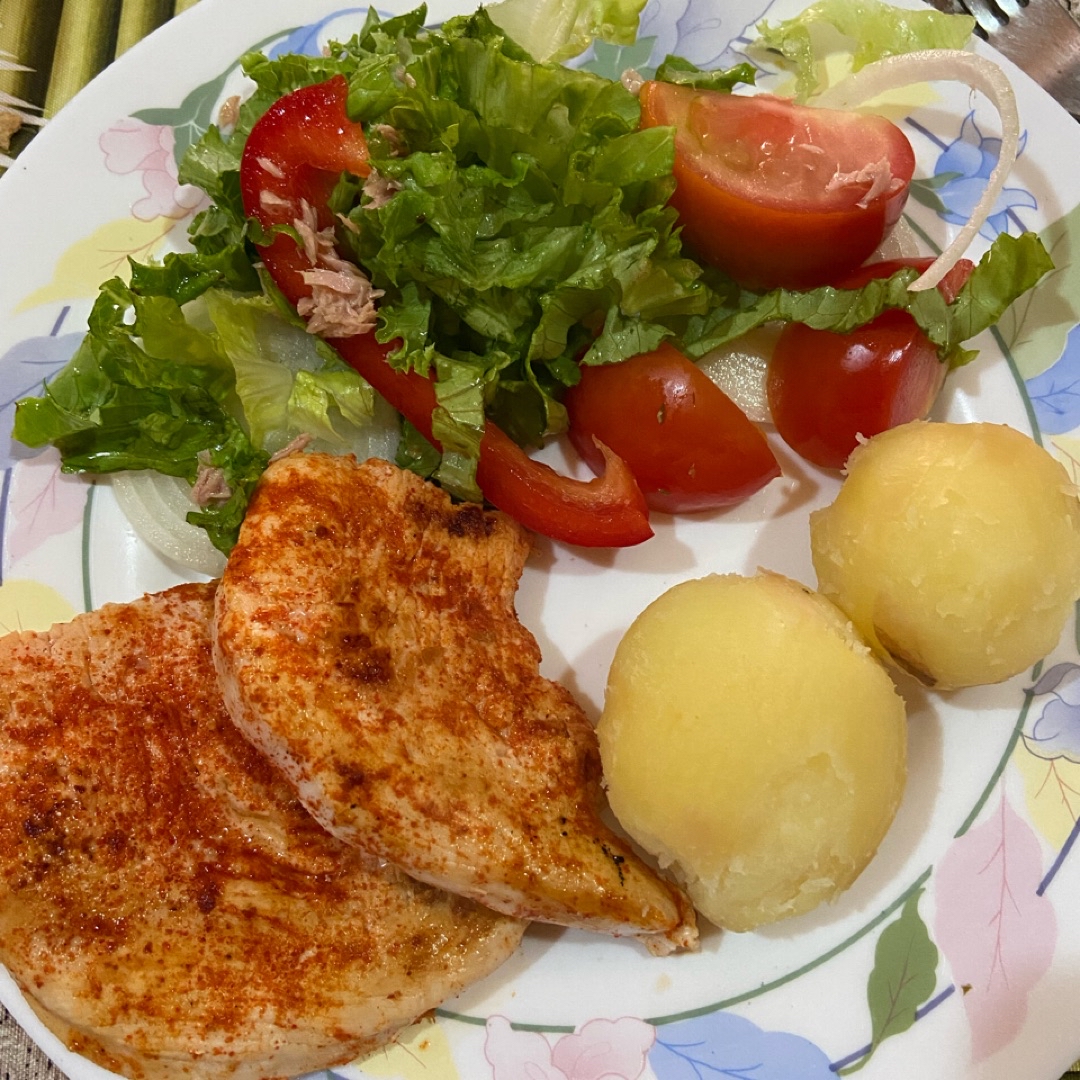 Papas arrugadas con ensalada y pavo Papas arrugadas con ensalada y pavo