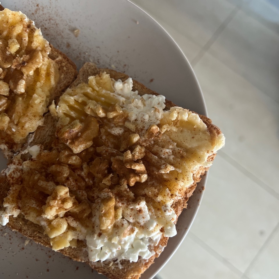 Tostadas con queso cottage, plátano y nueces