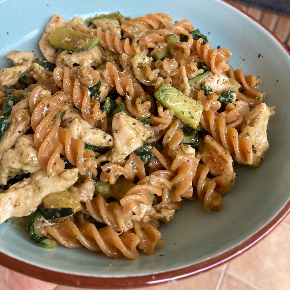 Pasta de lenteja roja con pollo al pesto Pasta de lenteja roja con pollo al pesto
