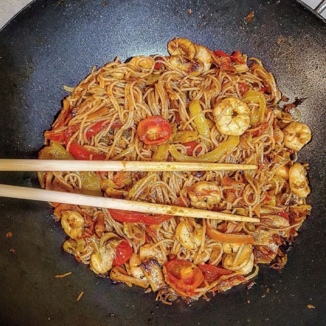 WOK DE FIDEOS CHINOS INTEGRALES CON GAMBAS Y VERDURAS WOK DE FIDEOS CHINOS INTEGRALES CON GAMBAS Y VERDURAS