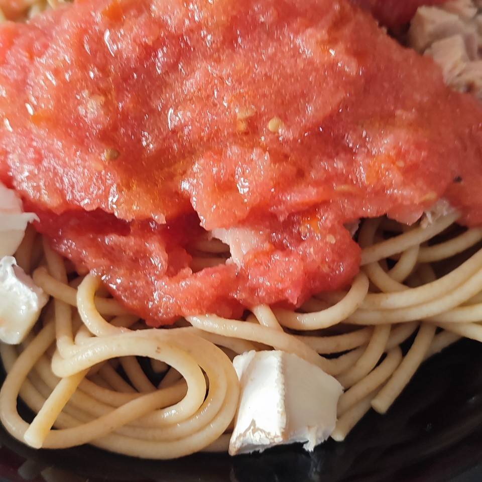 Espaguetis integrales con tomate, atún y queso de cabra Espaguetis integrales con tomate, atún y queso de cabra