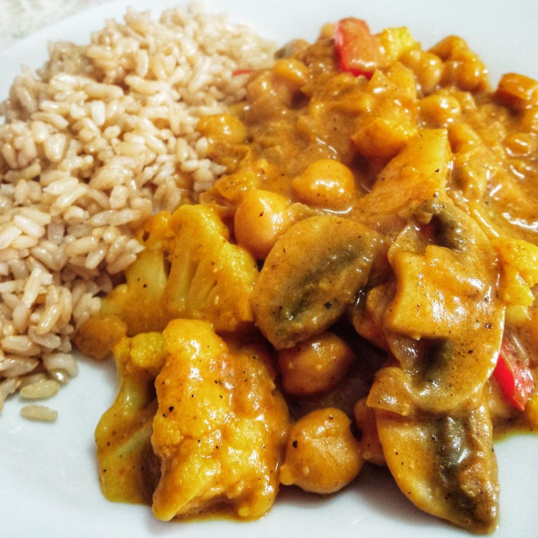 Curry vegano de soja, garbanzos y verduras