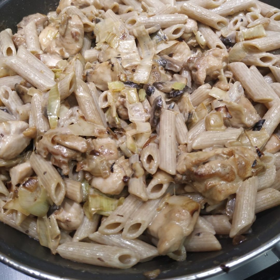 Pasta con pollo y champiñones Pasta con pollo y champiñones