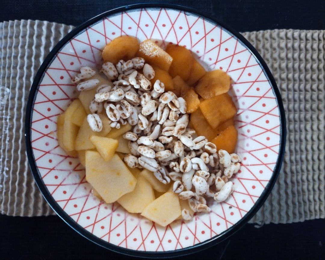 Bowl con yogurt natural, chía hidratada, Níspero, manzana y trigo de espelta hinchado. Bowl con yogurt natural, chía hidratada, Níspero, manzana y trigo de espelta hinchado.