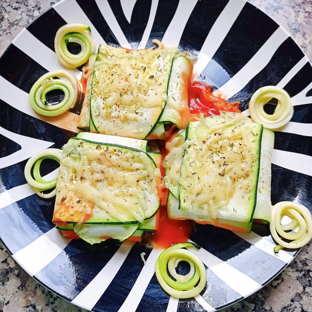 Raviolis de calabacín rellenos de cebolla 🧅 caramelizada, Shiitake y más ♥️♥️ Paso 1 Raviolis de calabacín rellenos de cebolla 🧅 caramelizada, Shiitake y más ♥️♥️ Paso 1