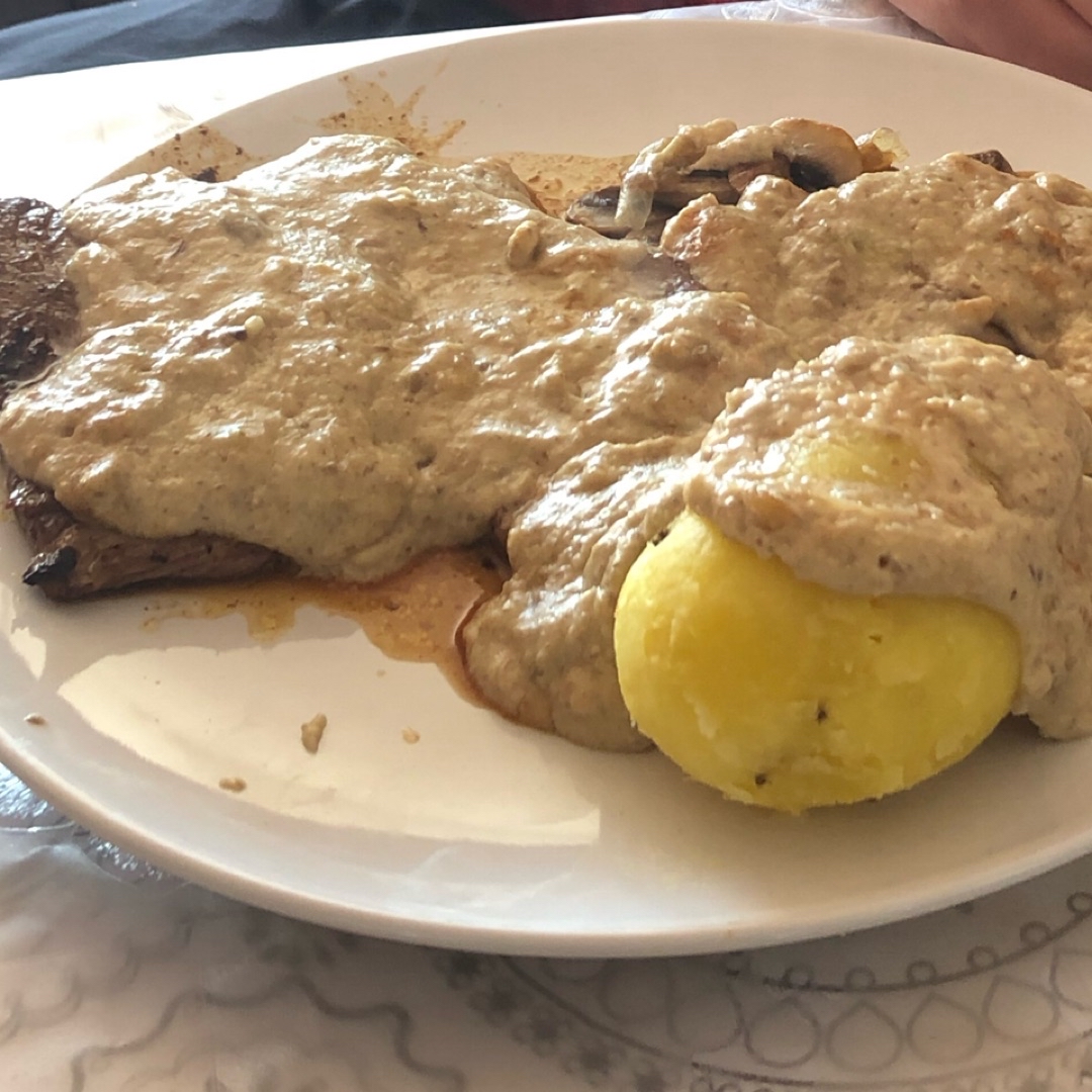 Costilla de cerdo con salsa de champiñones Costilla de cerdo con salsa de champiñones