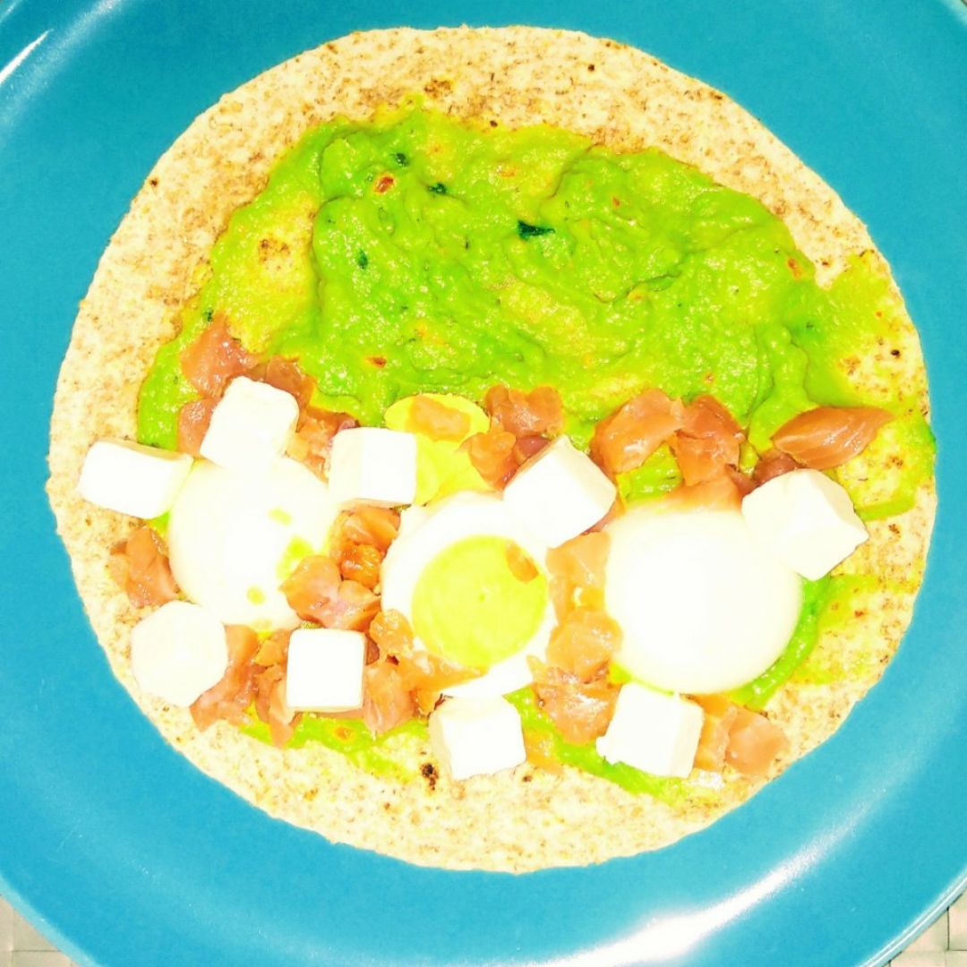 Tortita n°3; rellena de guacamole picante (suave si no os gusta picante), salmón ahumado, queso feta, huevo cocido Paso 1