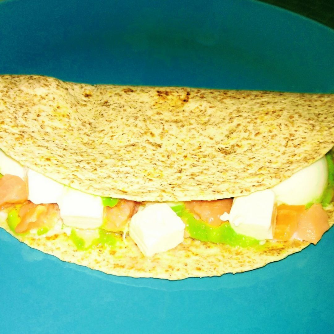 Tortita n°3; rellena de guacamole picante (suave si no os gusta picante), salmón ahumado, queso feta, huevo cocido Paso 2