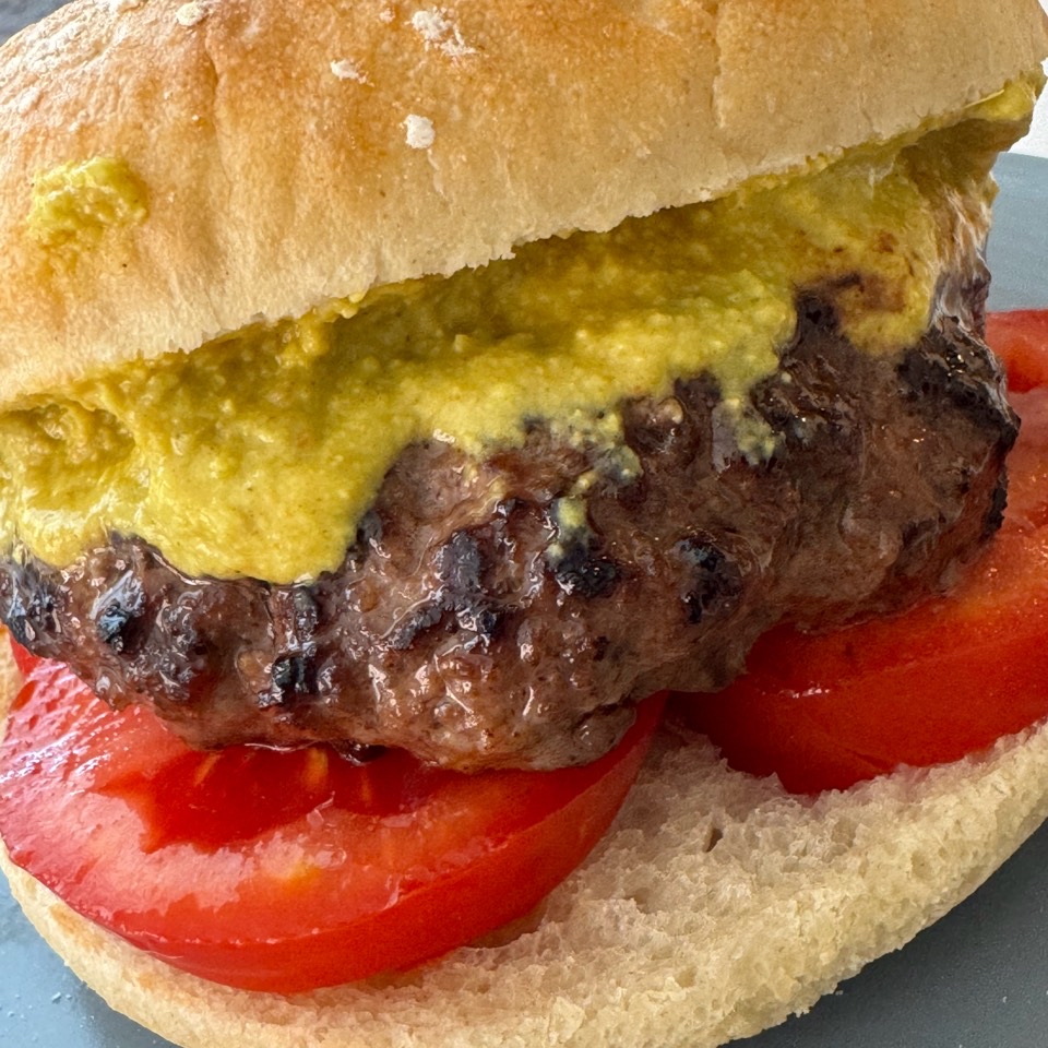 Hamburguesa casera con humus de curry y tomate Hamburguesa casera con humus de curry y tomate