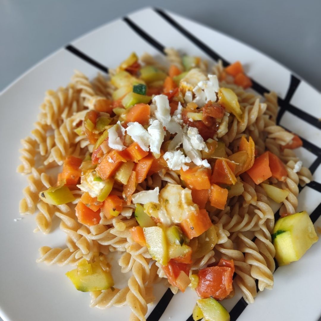 Pasta integral con verduras y queso de cabra