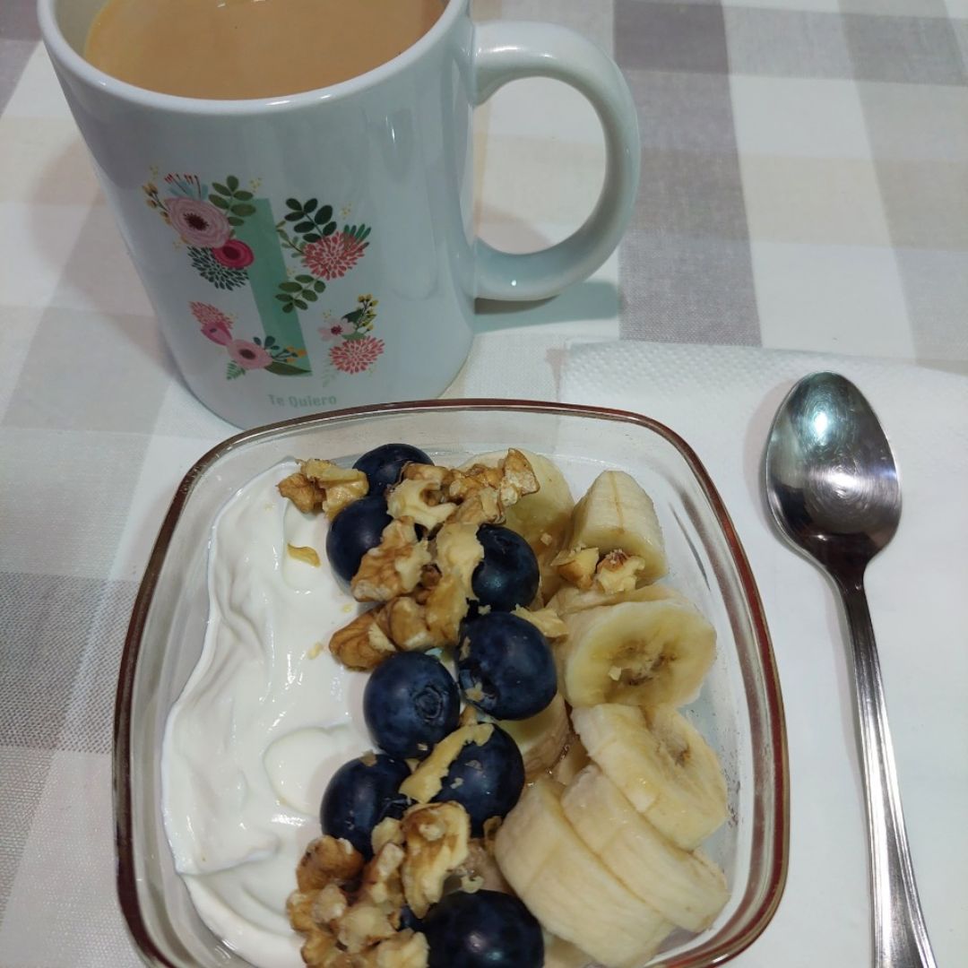 Yogur griego con frutas Yogur griego con frutas