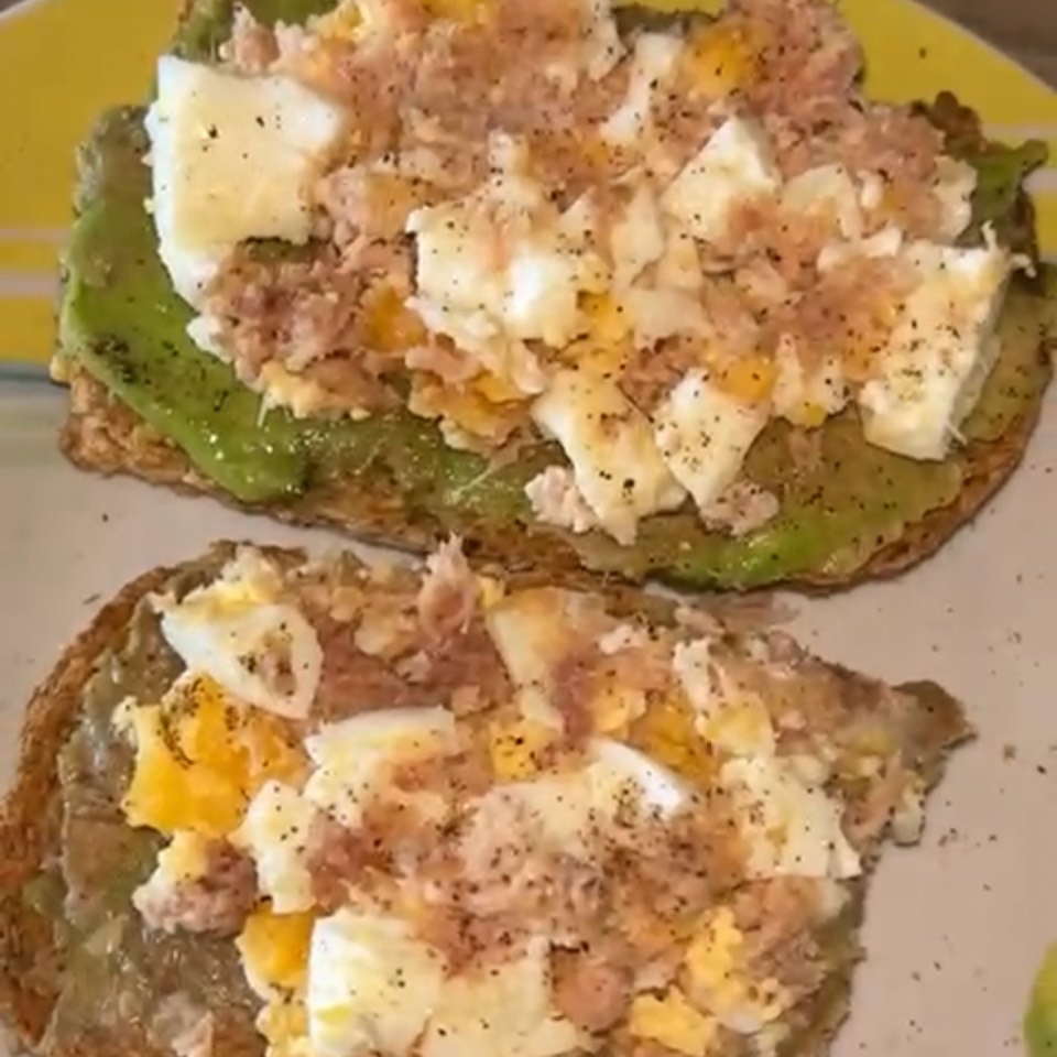 Tostadas integrales con huevo duro, atun y aguacate Tostadas integrales con huevo duro, atun y aguacate
