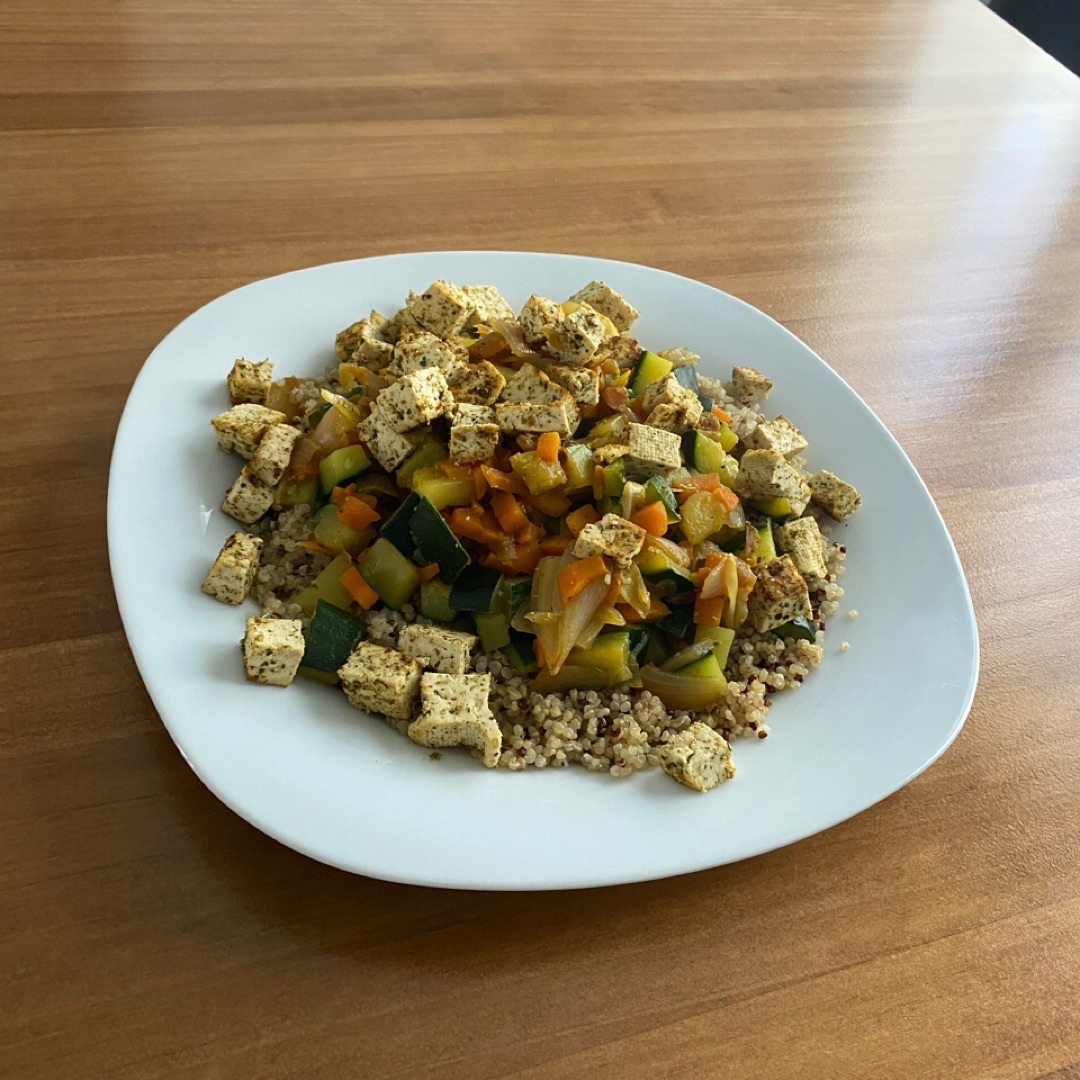 Quinoa con verduras al curry y tofu 