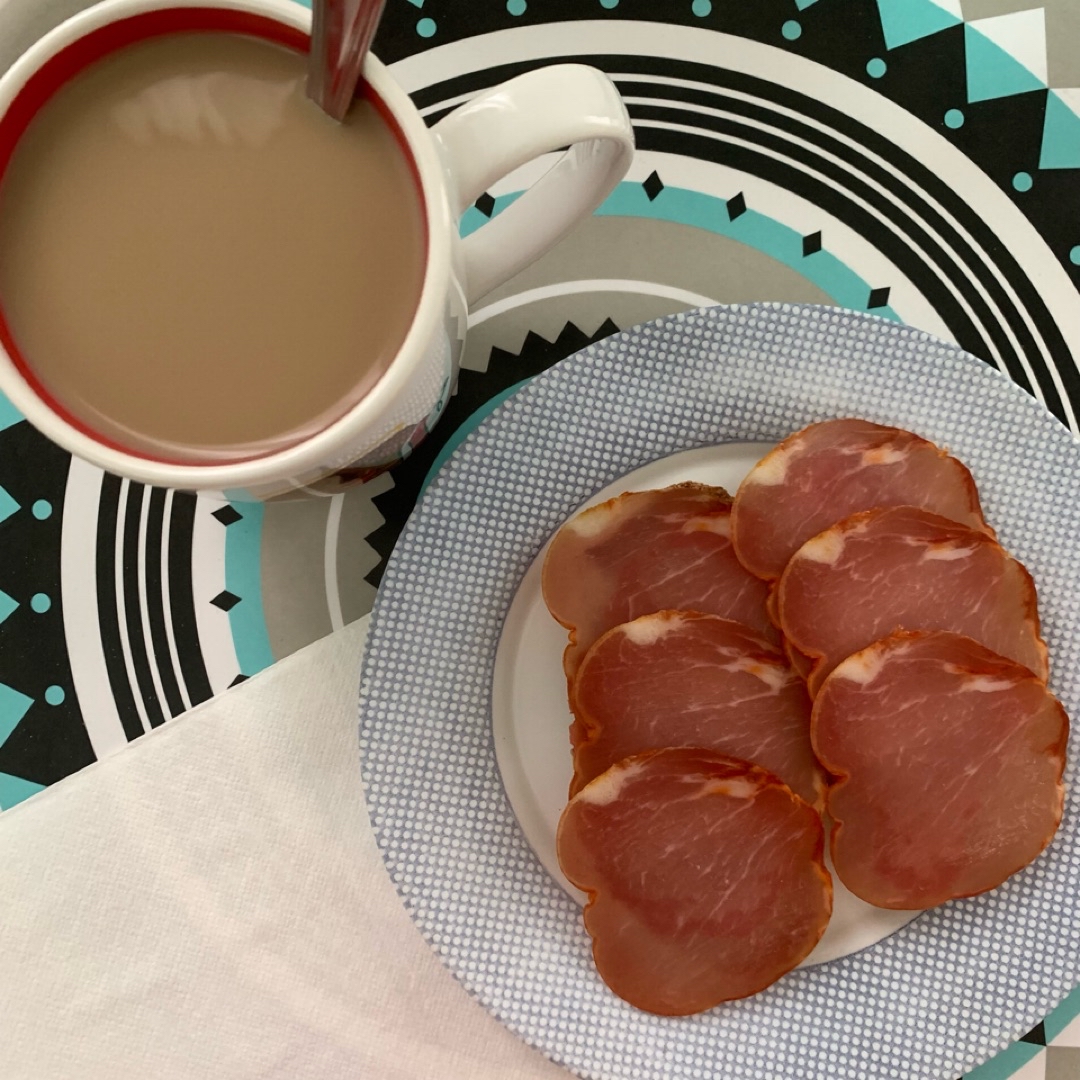 Café con leche, tostadas, aceite, tomate y lomo
