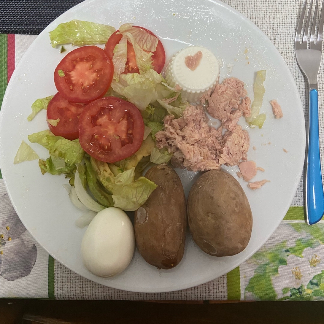 Papas arrugadas con ensalada de atún 