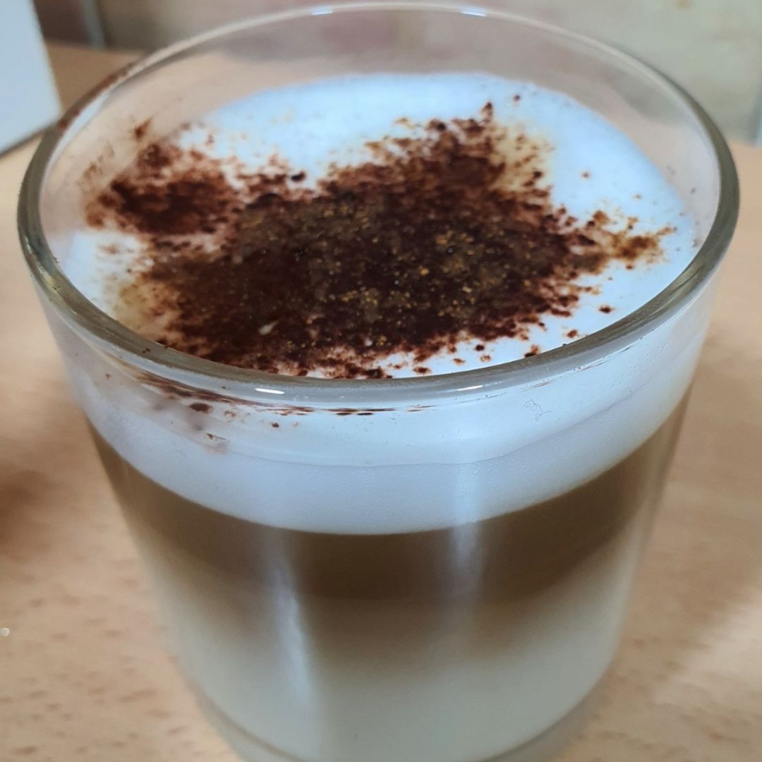 Cafe con leche cacao y canela
