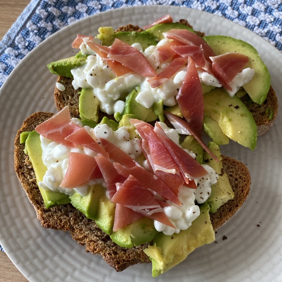 Tostadas con aguacate, queso proteico y jamón serrano