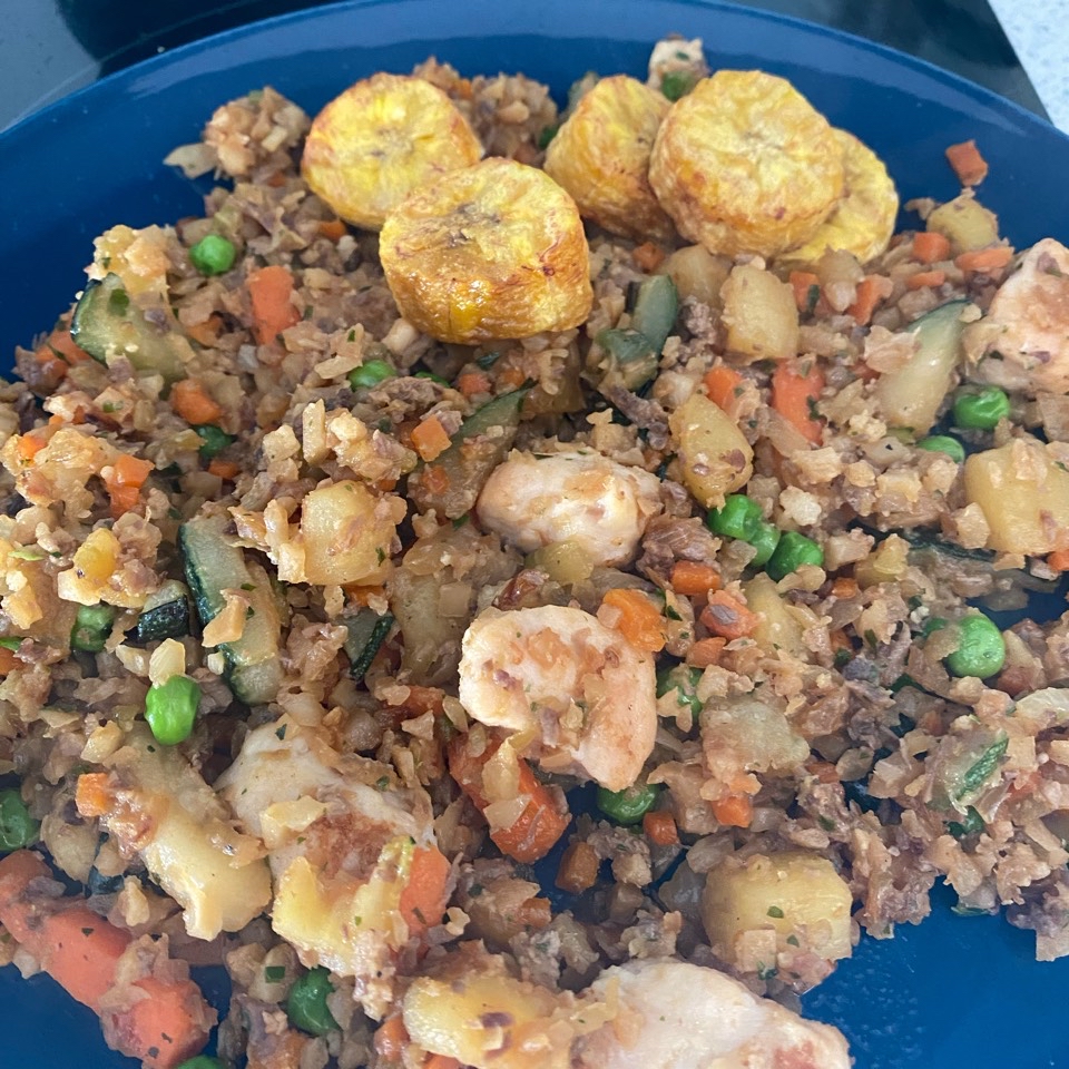 Arroz de coliflor con verduras y pollo