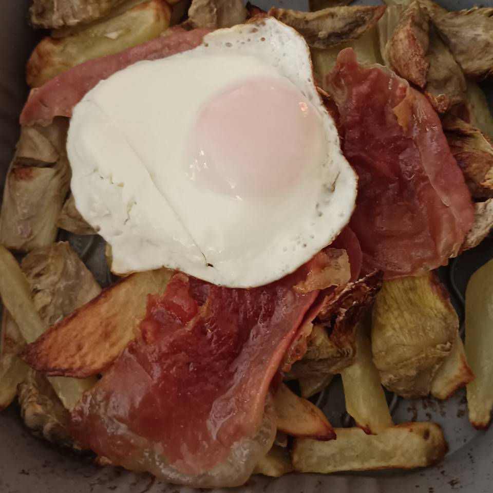Huevos rotos con alcachofas Huevos rotos con alcachofas
