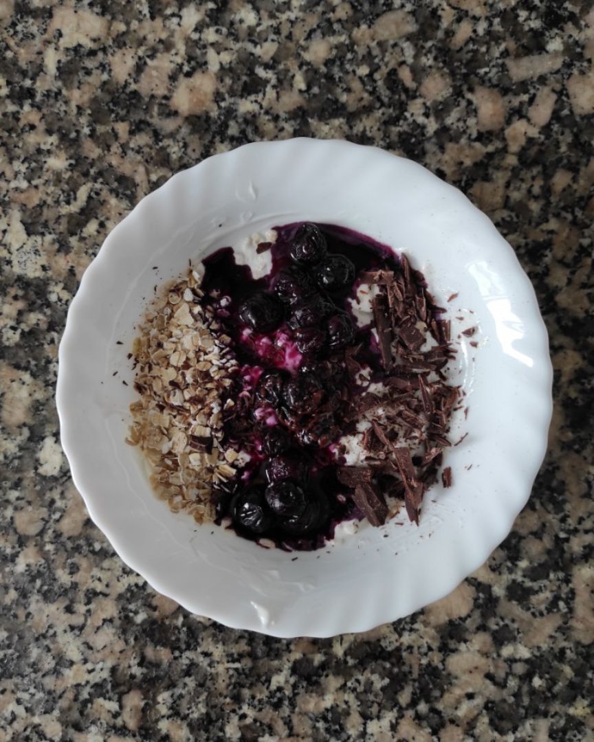 Griego con arándanos, avena y chocolate 85%