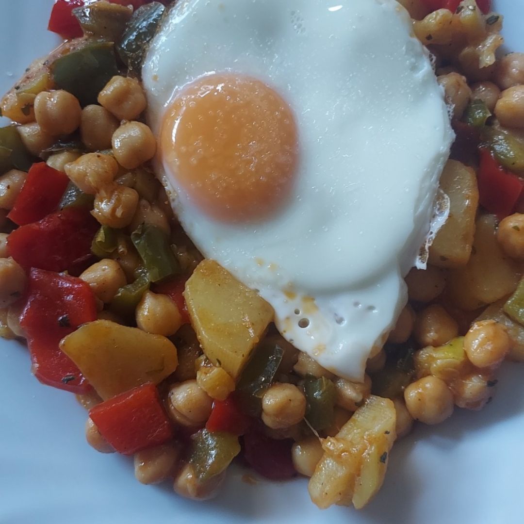 Revuelto de garbanzos, pisto y huevo Revuelto de garbanzos, pisto y huevo