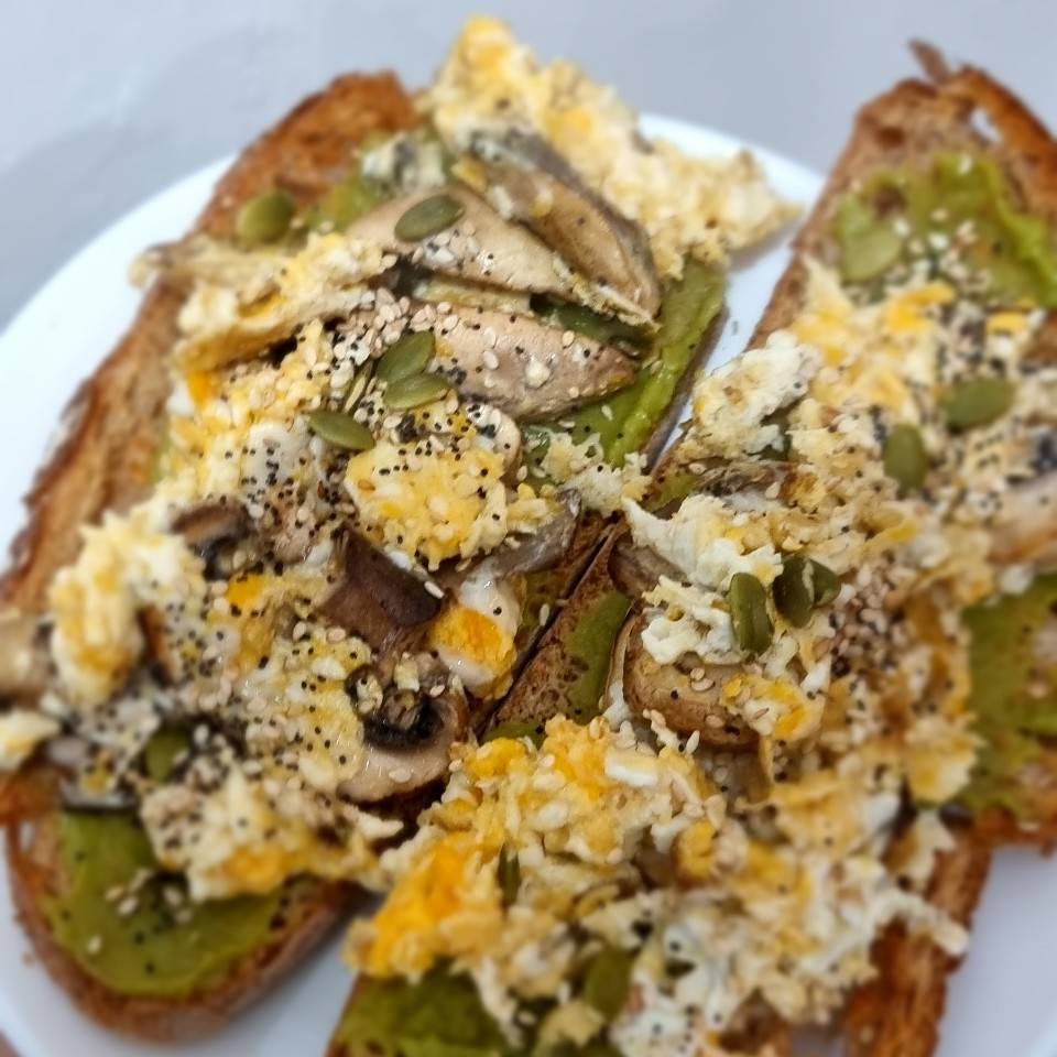 Tostadas con champiñones y huevos