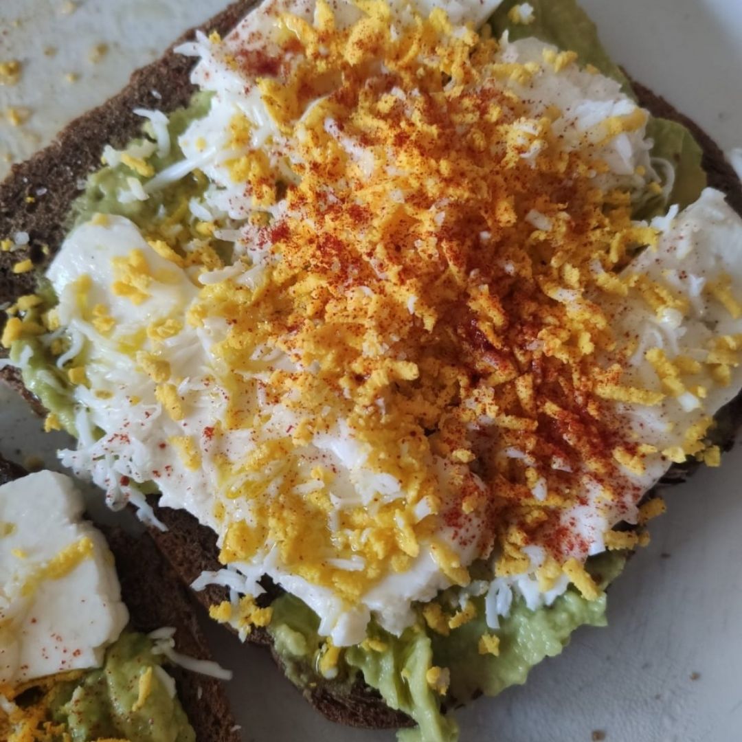 Tostada de aguacate, queso y huevo rallado Tostada de aguacate, queso y huevo rallado