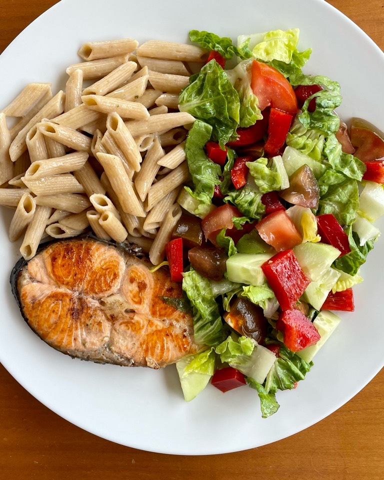 Salmón con macarrones y ensalada Salmón con macarrones y ensalada