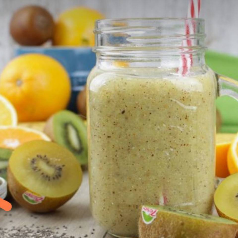 Smoothie de plátano, kiwi, naranja, chía y te marcha Smoothie de plátano, kiwi, naranja, chía y te marcha