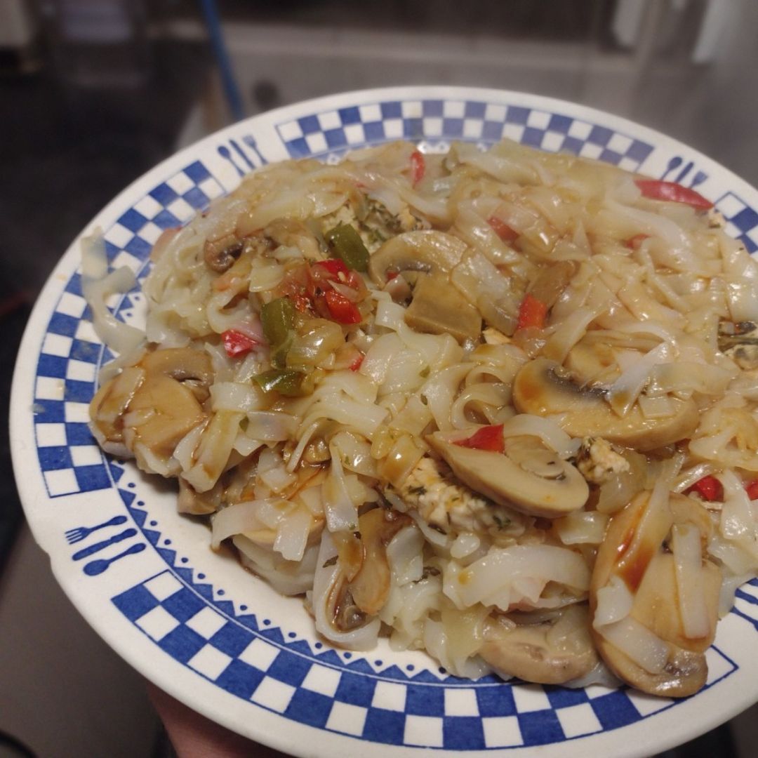 Noodles de arroz con pollo, champiñones y soja Noodles de arroz con pollo, champiñones y soja