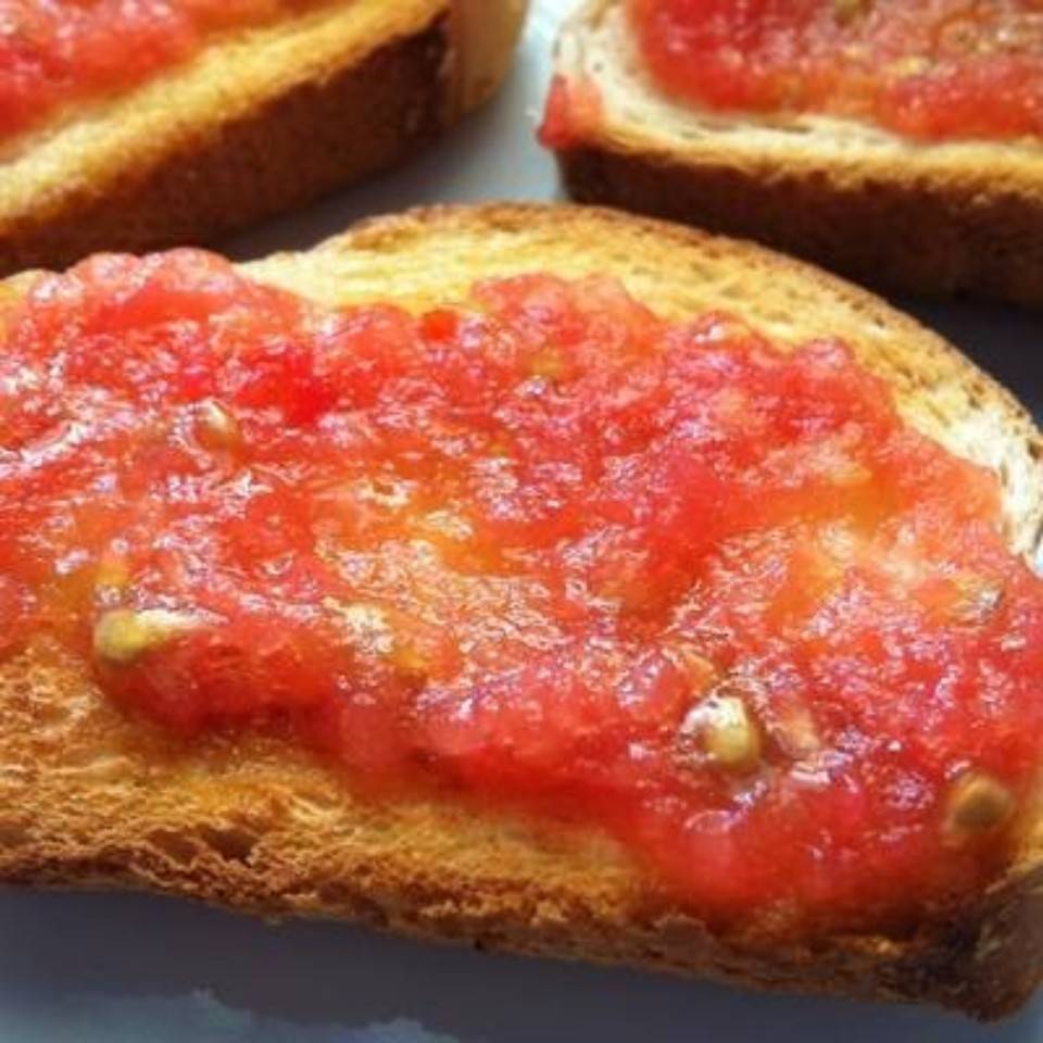 Tostada con tomate y aceite Tostada con tomate y aceite
