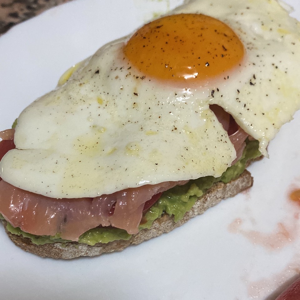 Tosta de salm贸n ahumado Tosta de salm贸n ahumado