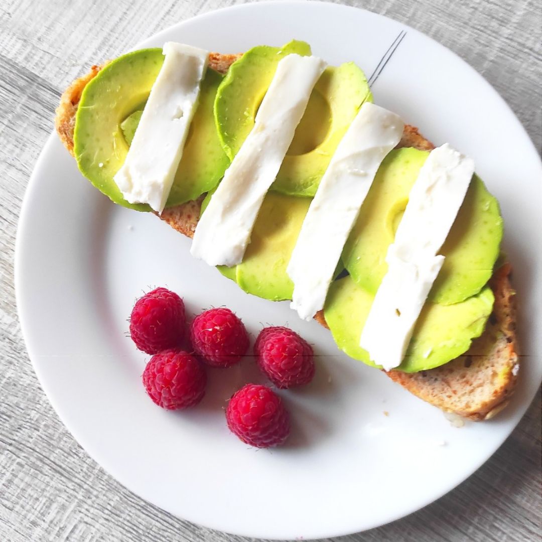 Rebanada de aguacate con queso fresco Rebanada de aguacate con queso fresco