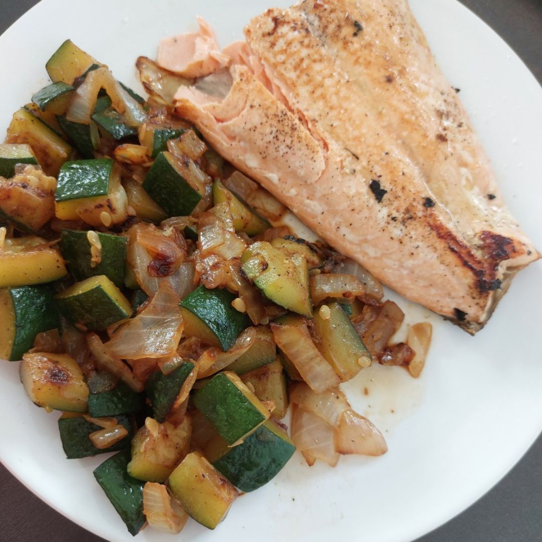 Verduras y salmón a la plancha Verduras y salmón a la plancha