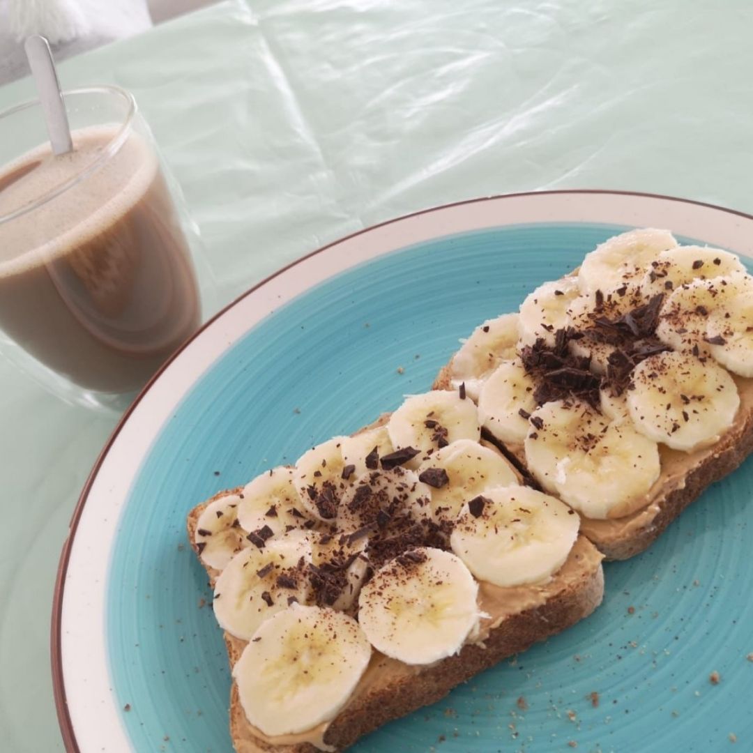 Tostadas con crema de anacardos y plátano Tostadas con crema de anacardos y plátano