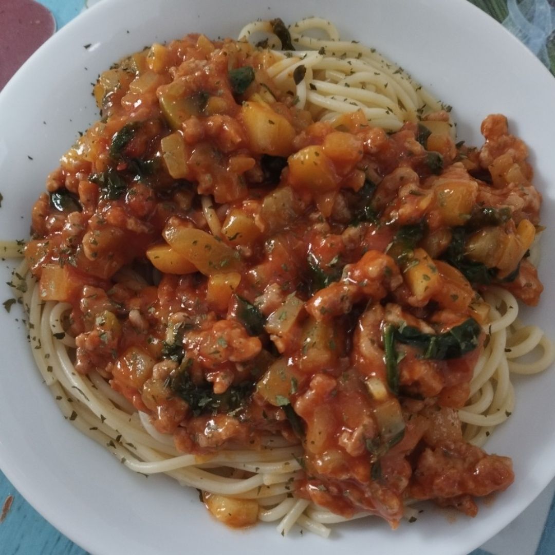 Spaghetti con salsa boloñesa y verduras Spaghetti con salsa boloñesa y verduras