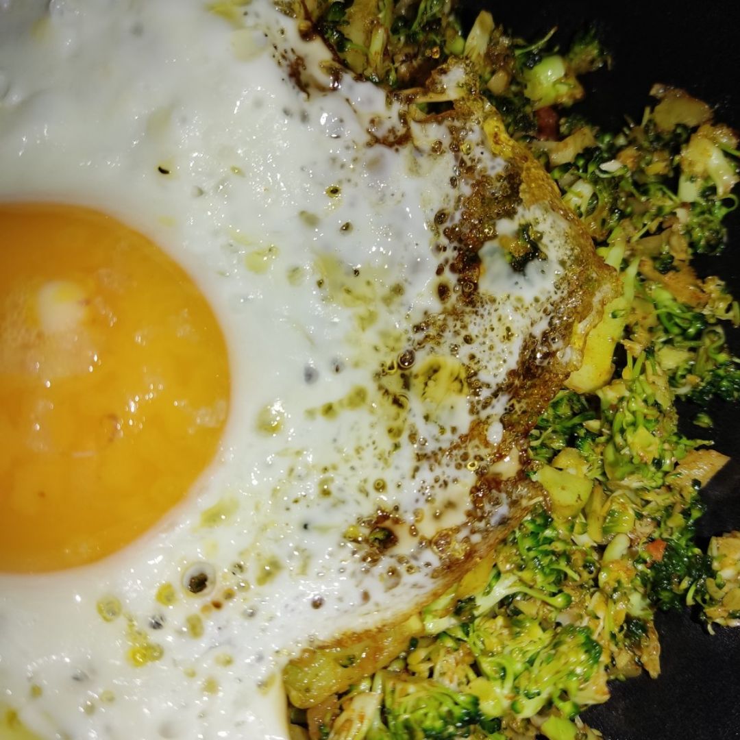 Huevos estrellados con brócoli Huevos estrellados con brócoli