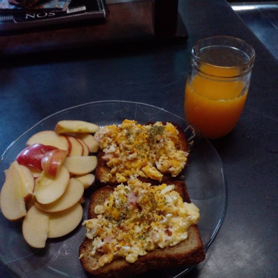 Tostadas con huevo revueltoy jugo de naranja (natural). Tostadas con huevo revueltoy jugo de naranja (natural).