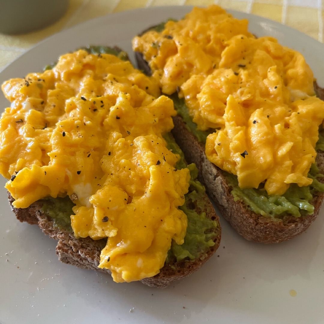 Tostadas de huevos revueltos y aguacate Tostadas de huevos revueltos y aguacate